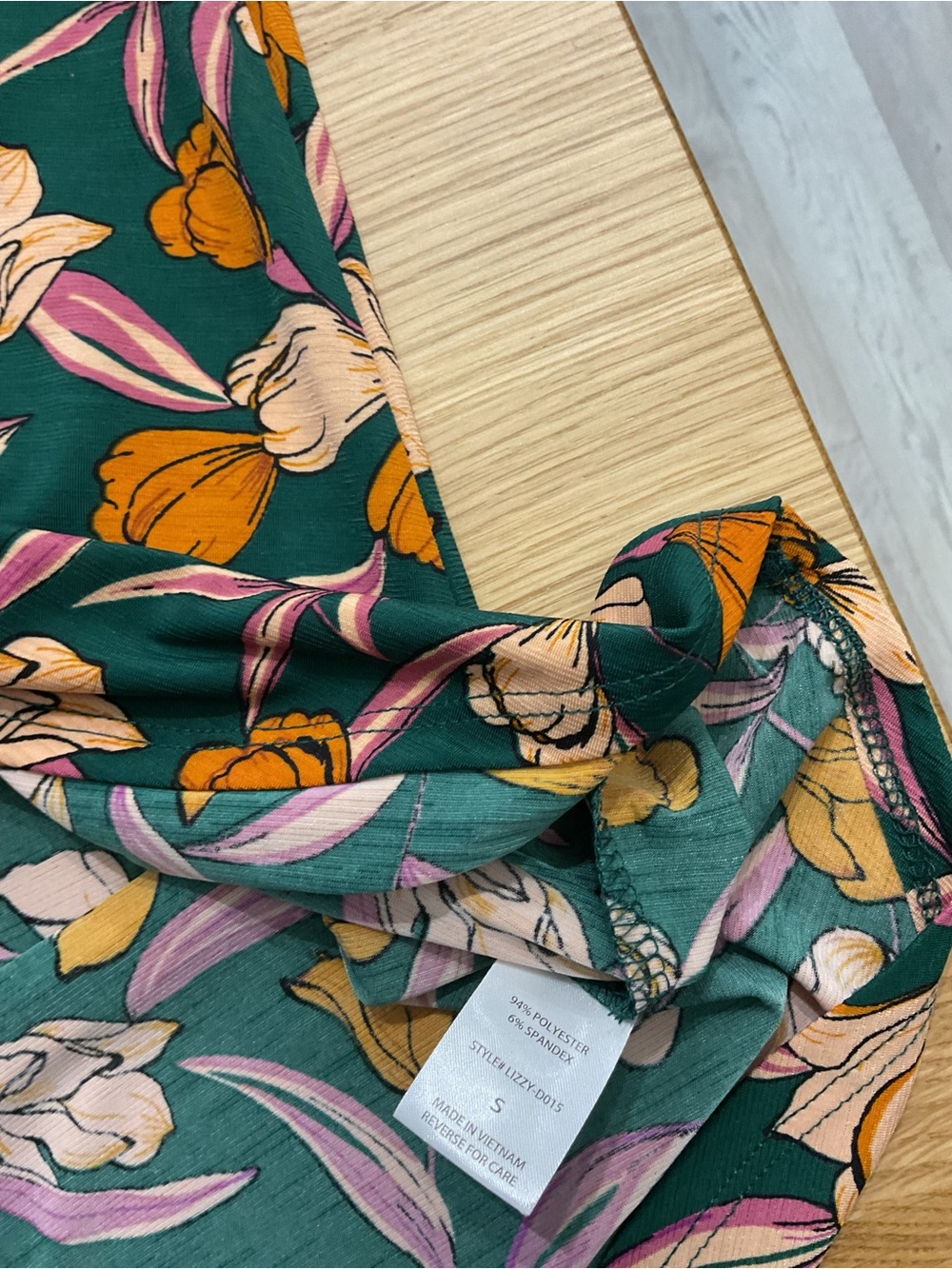 Dear Scarlett Floral Roll-Sleeve Shirt - Green Floral - Picture 3 of 3
